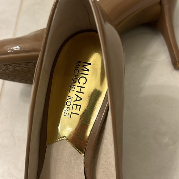 Michael Kors Tan Pump, Size 7 1/2 - Picture 6 of 12